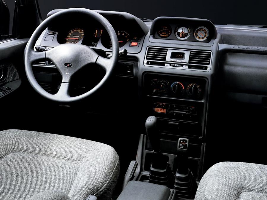 Интерьер Mitsubishi Pajero Wagon 1991 года  (фото 1 из 8)
